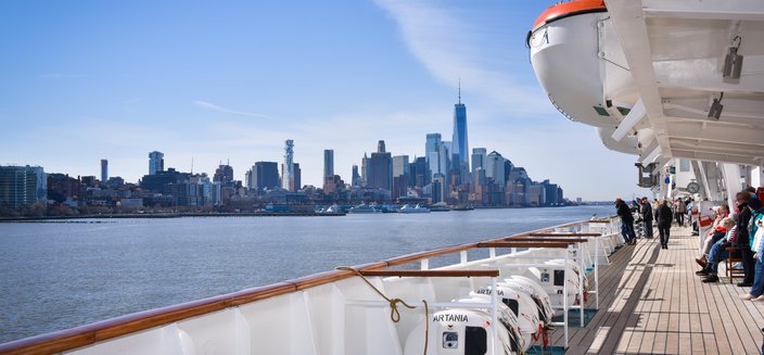 Artania -Gäste blicken auf die Skyline von Manhattan, MS Artania