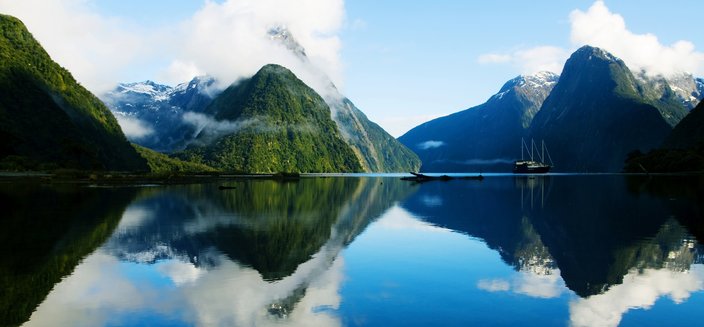 Artania -Milford Sound bei klarer Sicht, Neuseeland