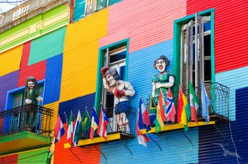 Detailbild eines bunten ausgeschmückten Hauses in Argentinien