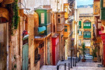 Malerisch schlängeln sich enge Gassen durch die Altstadt von Valletta, Malta