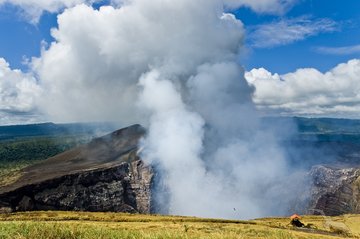 Dampf steigt aus dem Masaya Vulkan auf, Nicaragua