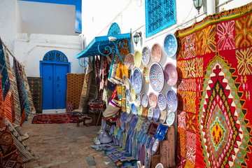 Teppiche beim Strassenhandel in Sidi Bou Said, Tunesien