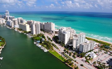 Häuserreihe in Miami direkt am Meer, USA