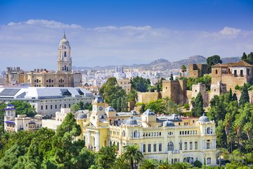 Blick über die Dächer Málagas mit Kirche, Rathaus und Zitadelle, Spanien