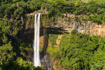 Der Charamel Wasserfall fällt knapp 100 m in die Tiefe, Madagaskar