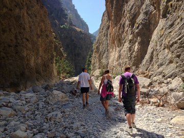 Wanderer in der Samaria Schlucht auf Kreta, Griechenland