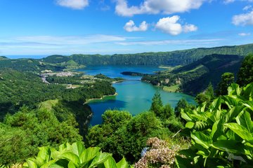Die Zwillingsseen strahlen in grün und blau, São Miguel, Azoren
