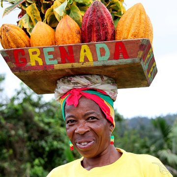 Frau balanciert Lebensmittel auf ihrem Kopf, Grenada