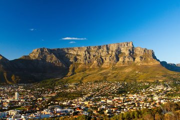 Der Tafelberg in Kapstadt bei klarer Sicht, Südafrika