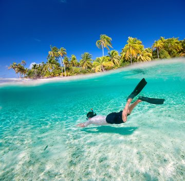 Schnorcheln vor tropischer Insel