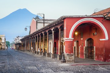 Gasse in Antigua mit Vulkan Agua im Hintergrund, Guatemala