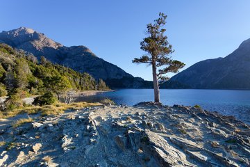 Blick auf den Lago Escondido und beeindruckende Berge in Argentinien