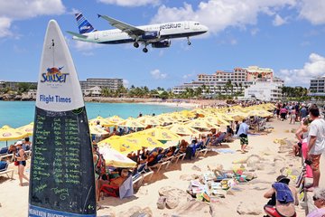 Flugzeug über Maho Beach, St. Maarten
