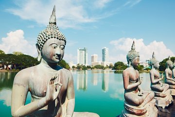 Buddhastatuen vor der Skyline Colombos, Sri Lanka