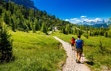 Wanderer durch grüne Berglandschaft