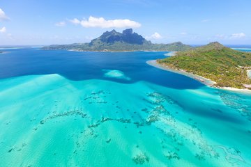 Bora Bora umgeben von türkisblauem Meer, Französisch Polynesien