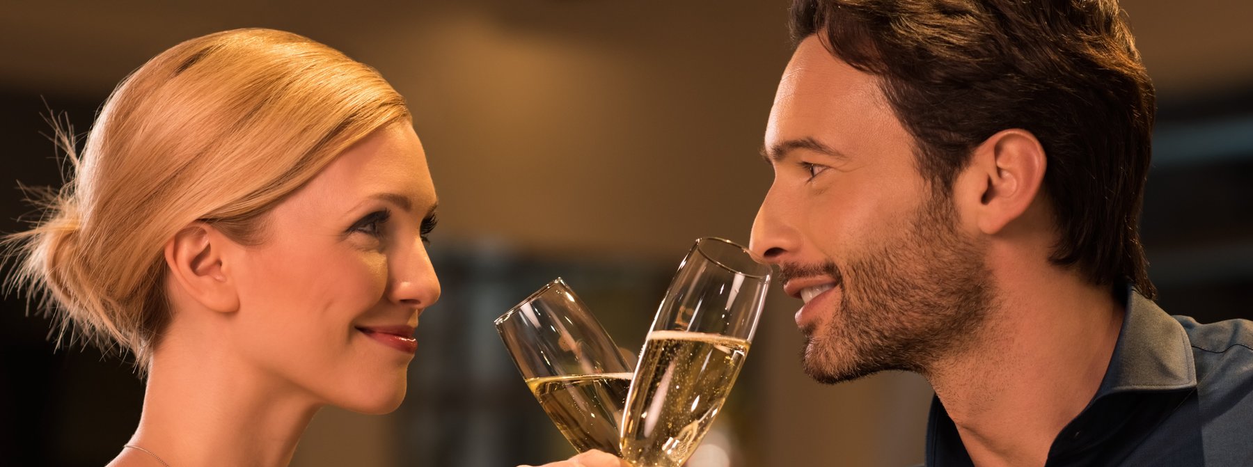 Paar trinkt Chamapagner