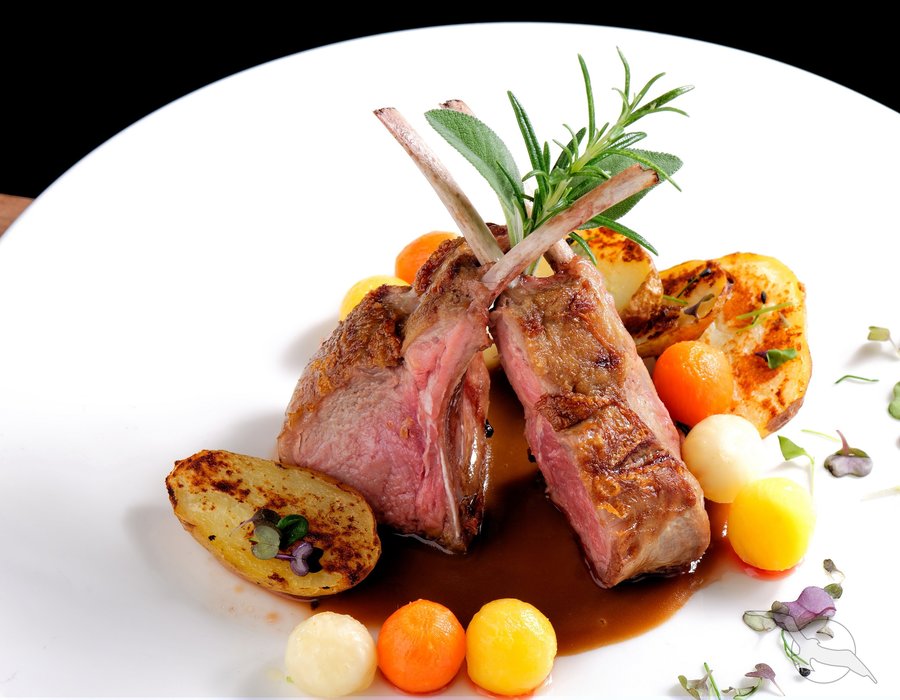 Gebratene Lammkoteletts mit Schmorkartoffeln und Gemüse