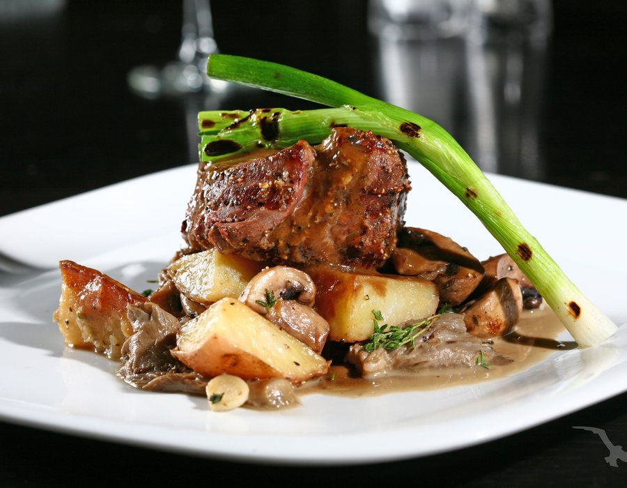 Steak mit verschiedenen Pilzen und Kartoffeln