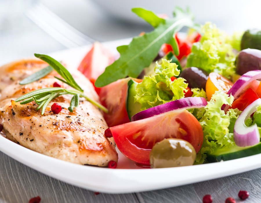 frischer Salat mit Hähnchen