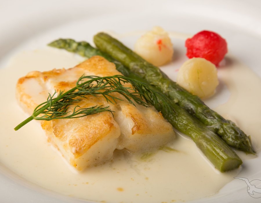 Gebratene Alaska Heilbuttschnitte Trueffel Beurre Blanc gruener Spargel Kartoffelperlen