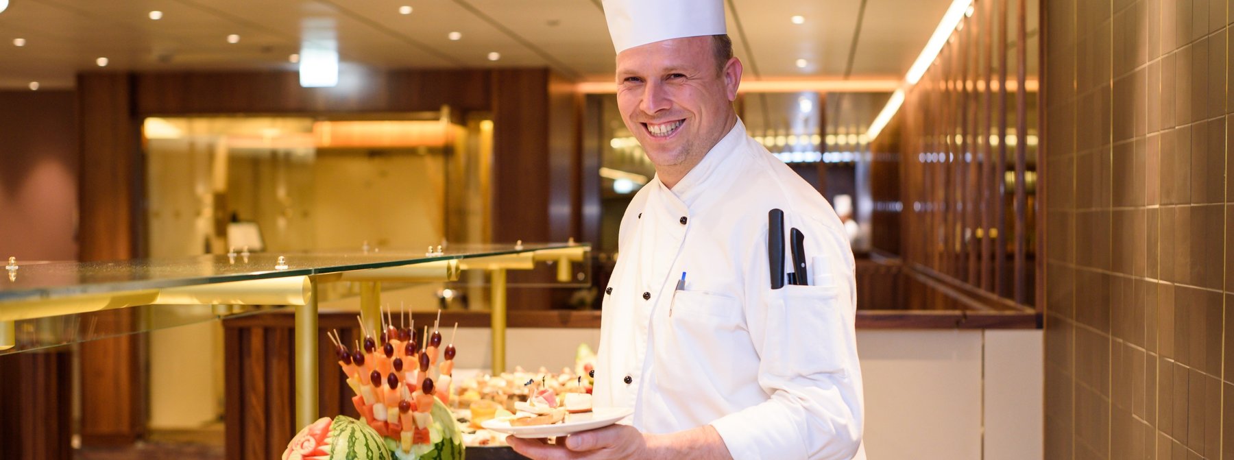 Vorbereitung des Buffets auf der MS Amera