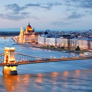 Kettenbrücke in Budapest über die Donau bei Nacht, Ungarn